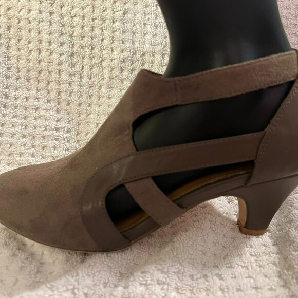 Size 9W - Comfortview - Gray "Suede" Pumps - Picture 3 of 8